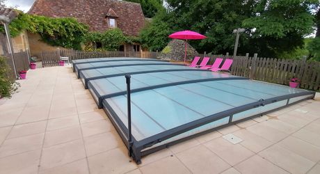 Ensemble Perigordin avec Maison Principale, 2 gites, piscine et terrain de plus de 6 ha.