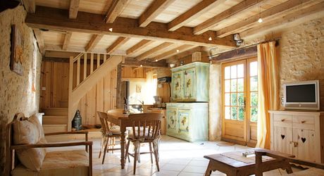 Ensemble Perigordin avec Maison Principale, 2 gites, piscine et terrain de plus de 6 ha.