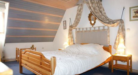 Ensemble Perigordin avec Maison Principale, 2 gites, piscine et terrain de plus de 6 ha.