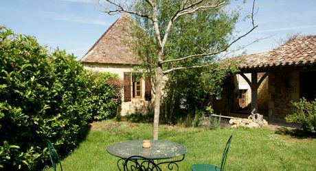 Ensemble Perigordin avec Maison Principale, 2 gites, piscine et terrain de plus de 6 ha.