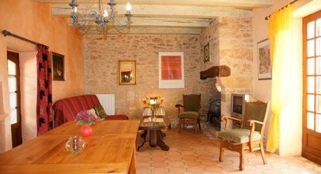 Ensemble Perigordin avec Maison Principale, 2 gites, piscine et terrain de plus de 6 ha.