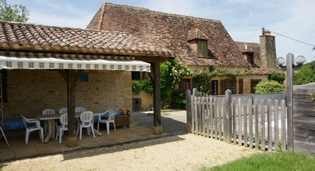 Ensemble Perigordin avec Maison Principale, 2 gites, piscine et terrain de plus de 6 ha.