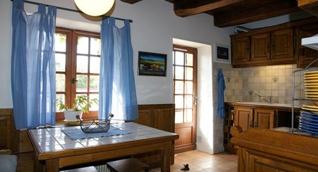 Ensemble Perigordin avec Maison Principale, 2 gites, piscine et terrain de plus de 6 ha.