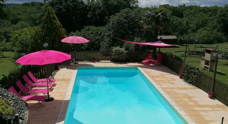 Ensemble Perigordin avec Maison Principale, 2 gites, piscine et terrain de plus de 6 ha.