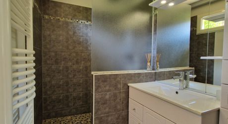 Ensemble Perigordin avec Maison Principale, 2 gites, piscine et terrain de plus de 6 ha.