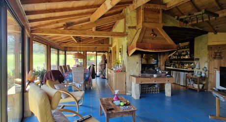 Ensemble Perigordin avec Maison Principale, 2 gites, piscine et terrain de plus de 6 ha.