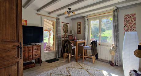 Ensemble Perigordin avec Maison Principale, 2 gites, piscine et terrain de plus de 6 ha.