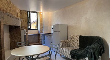 Bel Immeuble comprenant  5 logements et un garage au coeur du village