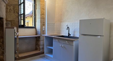 Bel Immeuble comprenant  5 logements et un garage au coeur du village