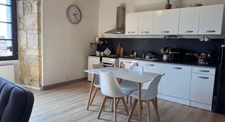 Bel Immeuble comprenant  5 logements et un garage au coeur du village