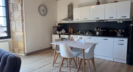 Bel Immeuble comprenant  5 logements et un garage au coeur du village