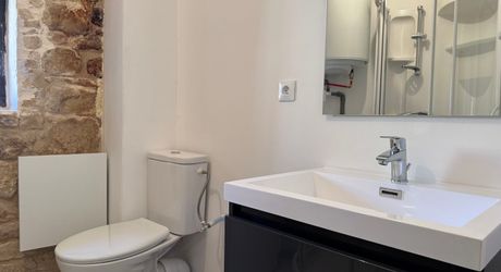 Bel Immeuble comprenant  5 logements et un garage au coeur du village