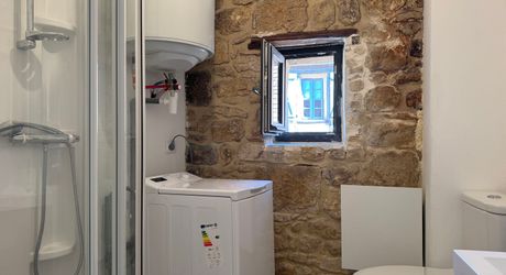 Bel Immeuble comprenant  5 logements et un garage au coeur du village