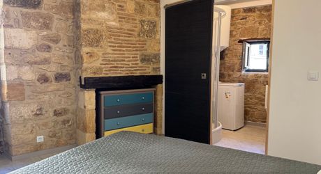 Bel Immeuble comprenant  5 logements et un garage au coeur du village