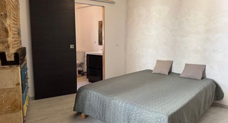 Bel Immeuble comprenant  5 logements et un garage au coeur du village