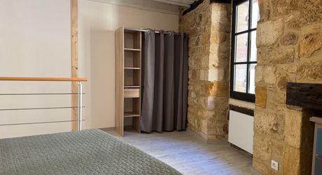 Bel Immeuble comprenant  5 logements et un garage au coeur du village