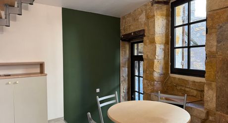 Bel Immeuble comprenant  5 logements et un garage au coeur du village