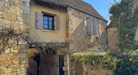 Bel Immeuble comprenant  5 logements et un garage au coeur du village