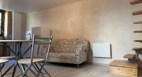 Bel Immeuble comprenant  5 logements et un garage au coeur du village