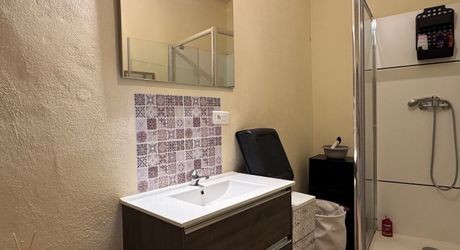 Bel Immeuble comprenant  5 logements et un garage au coeur du village