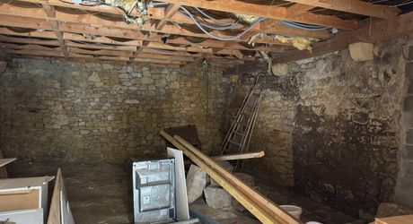 Bel Immeuble comprenant  5 logements et un garage au coeur du village