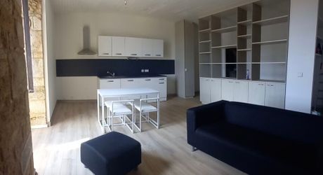 Bel Immeuble comprenant  5 logements et un garage au coeur du village