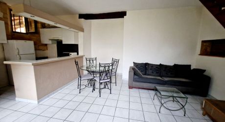 Bel Immeuble comprenant  5 logements et un garage au coeur du village