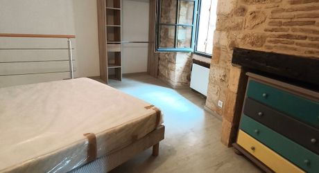 Bel Immeuble comprenant  5 logements et un garage au coeur du village