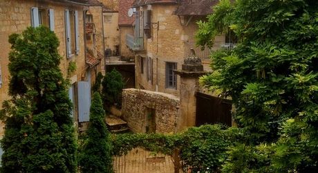 Bel Immeuble comprenant  5 logements et un garage au coeur du village