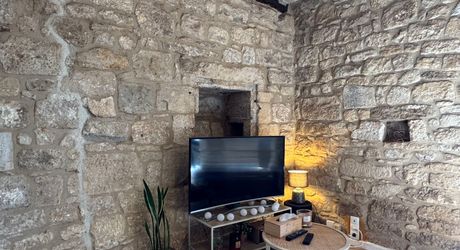 Bel Immeuble comprenant  5 logements et un garage au coeur du village