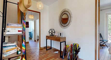  Demeure de caractère, de plain pied, avec une très belle vue, 4 chambres et une piscine, au pied des sites majeurs de la Vallée de la Dordogne.