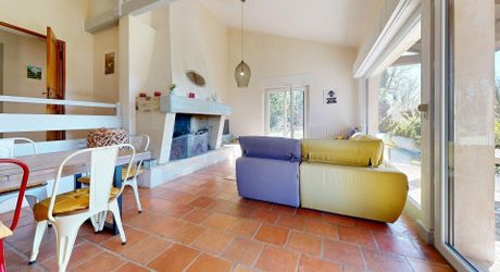  Demeure de caractère, de plain pied, avec une très belle vue, 4 chambres et une piscine, au pied des sites majeurs de la Vallée de la Dordogne.