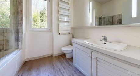  Demeure de caractère, de plain pied, avec une très belle vue, 4 chambres et une piscine, au pied des sites majeurs de la Vallée de la Dordogne.