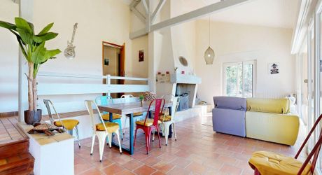  Demeure de caractère, de plain pied, avec une très belle vue, 4 chambres et une piscine, au pied des sites majeurs de la Vallée de la Dordogne.