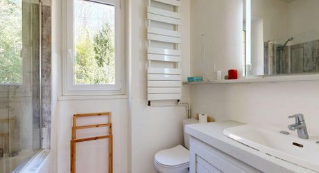  Demeure de caractère, de plain pied, avec une très belle vue, 4 chambres et une piscine, au pied des sites majeurs de la Vallée de la Dordogne.