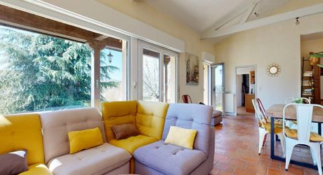  Demeure de caractère, de plain pied, avec une très belle vue, 4 chambres et une piscine, au pied des sites majeurs de la Vallée de la Dordogne.