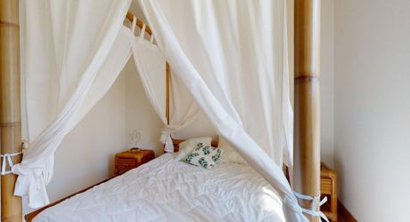  Demeure de caractère, de plain pied, avec une très belle vue, 4 chambres et une piscine, au pied des sites majeurs de la Vallée de la Dordogne.