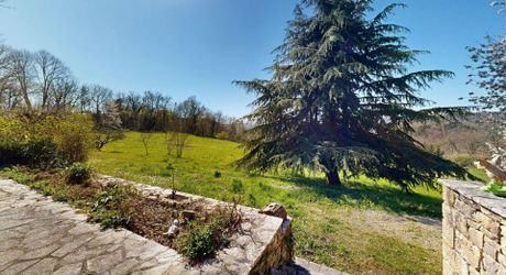  Demeure de caractère, de plain pied, avec une très belle vue, 4 chambres et une piscine, au pied des sites majeurs de la Vallée de la Dordogne.