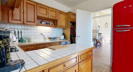  Demeure de caractère, de plain pied, avec une très belle vue, 4 chambres et une piscine, au pied des sites majeurs de la Vallée de la Dordogne.