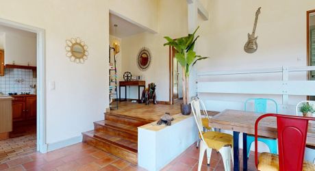  Demeure de caractère, de plain pied, avec une très belle vue, 4 chambres et une piscine, au pied des sites majeurs de la Vallée de la Dordogne.