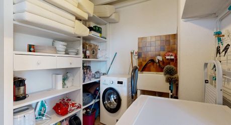  Demeure de caractère, de plain pied, avec une très belle vue, 4 chambres et une piscine, au pied des sites majeurs de la Vallée de la Dordogne.