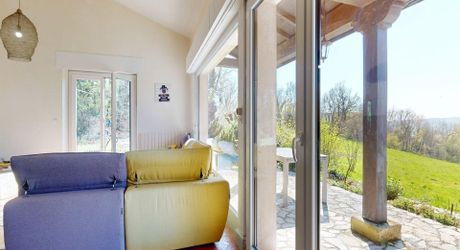  Demeure de caractère, de plain pied, avec une très belle vue, 4 chambres et une piscine, au pied des sites majeurs de la Vallée de la Dordogne.