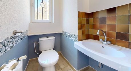  Demeure de caractère, de plain pied, avec une très belle vue, 4 chambres et une piscine, au pied des sites majeurs de la Vallée de la Dordogne.