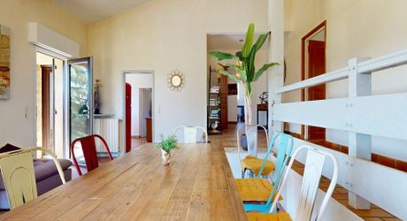  Demeure de caractère, de plain pied, avec une très belle vue, 4 chambres et une piscine, au pied des sites majeurs de la Vallée de la Dordogne.