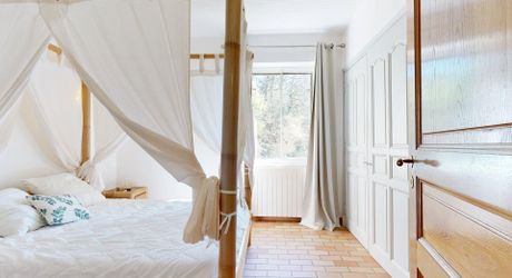  Demeure de caractère, de plain pied, avec une très belle vue, 4 chambres et une piscine, au pied des sites majeurs de la Vallée de la Dordogne.