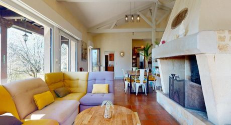  Demeure de caractère, de plain pied, avec une très belle vue, 4 chambres et une piscine, au pied des sites majeurs de la Vallée de la Dordogne.