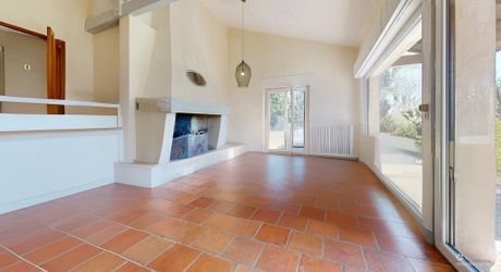  Demeure de caractère, de plain pied, avec une très belle vue, 4 chambres et une piscine, au pied des sites majeurs de la Vallée de la Dordogne.