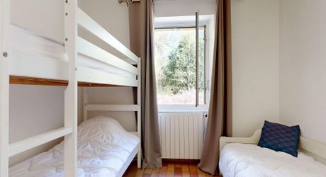  Demeure de caractère, de plain pied, avec une très belle vue, 4 chambres et une piscine, au pied des sites majeurs de la Vallée de la Dordogne.