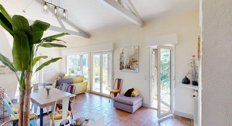  Demeure de caractère, de plain pied, avec une très belle vue, 4 chambres et une piscine, au pied des sites majeurs de la Vallée de la Dordogne.