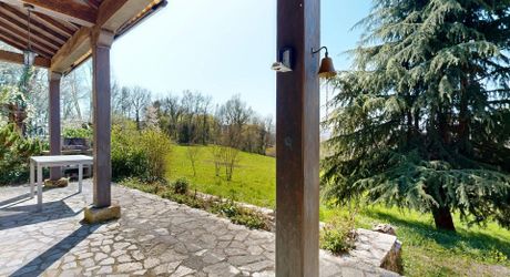  Demeure de caractère, de plain pied, avec une très belle vue, 4 chambres et une piscine, au pied des sites majeurs de la Vallée de la Dordogne.